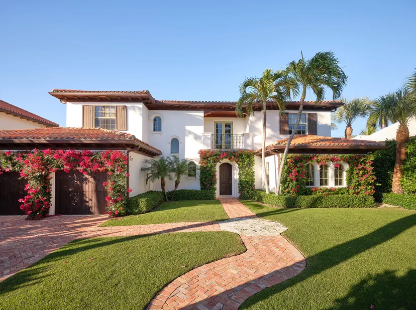 Making an Entrance: 5 Homes With Standout Curb Appeal
